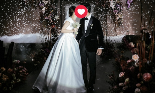 Tiền đạo Việt Nam nổi tiếng lấy vợ xuất thân “trâm anh thế phiệt” nhưng lại chịu cảnh “khốn khó” khi xuất ngoại