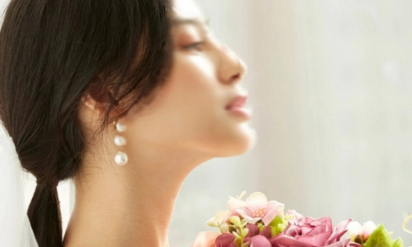 Ngày cưới, tôi quỳ xuống vái lạy mẹ kế trong sự sửng sốt của 800 khách mời