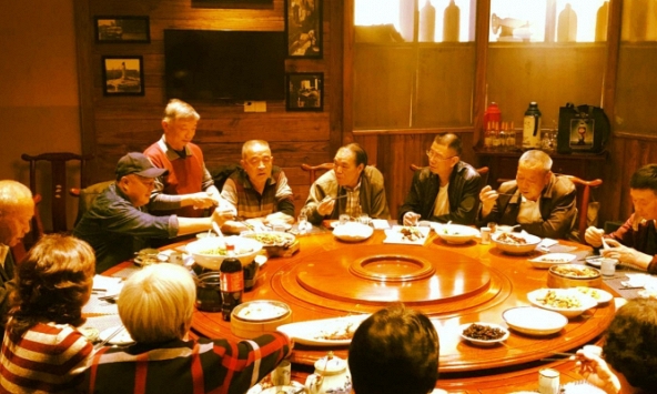 Họp lớp, một người 'tố' lớp trưởng khai khống số tiền và yêu cầu trả lại, nhìn hóa đơn mọi người chỉ biết đỏ mặt xấu hổ 