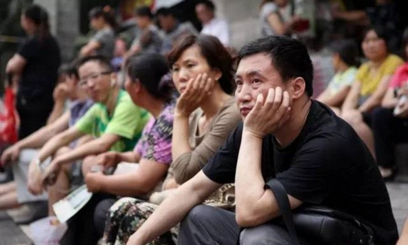 Phụ huynh Hà Nội chia sẻ tiền học hàng tháng của con học lớp 7, nghe con số ai cũng toát mồ hôi: 'Bằng lương của tôi rồi'