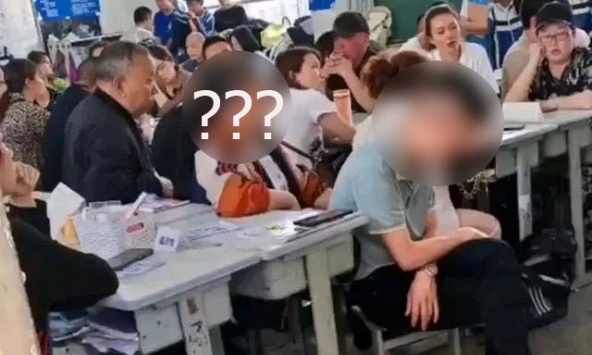 Bức ảnh họp phụ huynh được chia sẻ với tốc độ chóng mặt: Giáo viên nhìn mà bất lực, dân mạng xem xong thấy cạn lời!