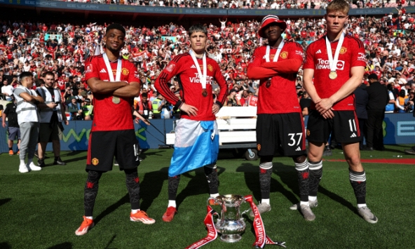 MU bị cười chê cả mùa nhưng sau cùng đã cho loạt đối thủ “ăn ớt”: Ngạo nghễ nhờ vô địch FA Cup