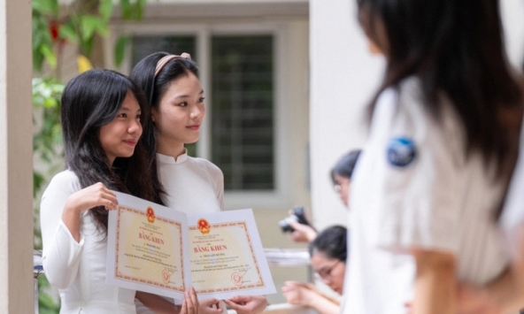 Lễ bế giảng cuối cùng của học sinh lớp 12 ngôi trường 'siêu ngoại ngữ': Bọn mình sẽ lớn, sẽ đi trên những con đường mới!