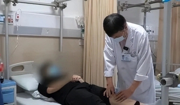 Người đàn ông gãy đôi xương đùi khi ho, bác sĩ cau mày vì thủ phạm là loại đồ uống nhiều người thích