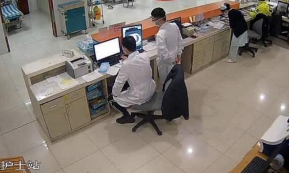 Đứa trẻ cấp 1 phải vào viện, bác sĩ sững sờ khi nhìn tình trạng sức khỏe, giáo viên sau đó bị nhà trường đình chỉ ngay lập tức