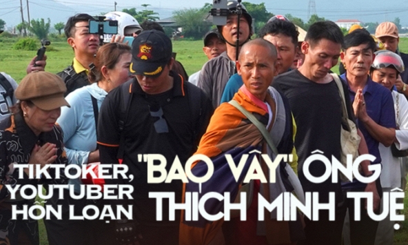 Tận mắt thấy ông Thích Minh Tuệ bị 'bao vây' bởi đám đông YouTuber, TikToker ở Quảng Bình, gây hỗn loạn, tắc nghẽn giao thông