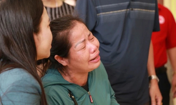 Bà ngoại khóc nghẹn, đau đớn kể lại giây phút phát hiện cháu trai tử vong trên xe đưa đón