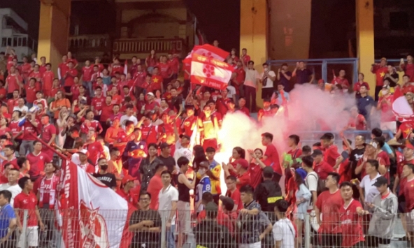 Cực căng tại V.League: CĐV Hải Phòng đốt pháo sáng, la ó xúc phạm trọng tài 