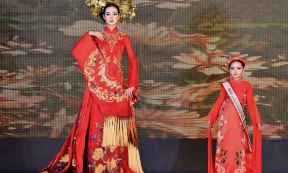 Mẫu nhí 9 tuổi Ngọc Yến sánh bước cùng Hoa hậu Bảo Ngọc