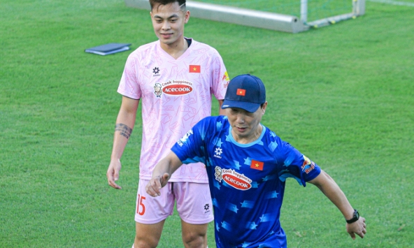 Bất ngờ với phong cách xì tin của HLV Kim sang-sik, tương tác vui vẻ trong buổi tập đầu tiên của ĐT Việt Nam 