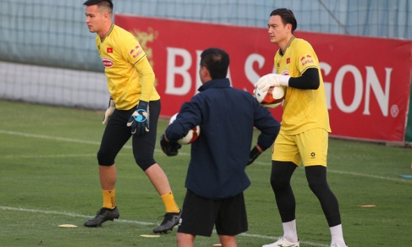 Soi thái độ của Đặng Văn Lâm và Nguyễn Filip, HLV Kim Sang-sik nhận ngay 10 điểm chỉ qua một cử chỉ 