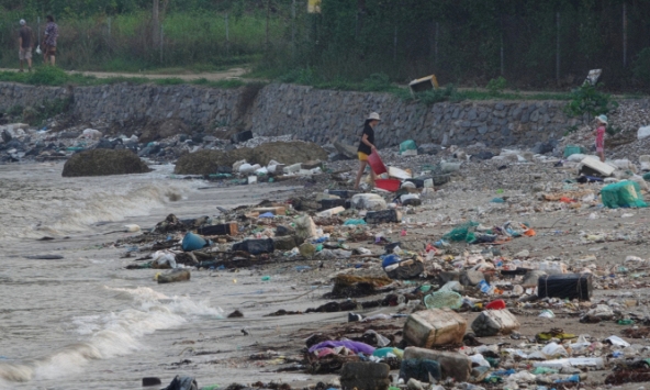 Nhiều khách nước ngoài đến tham quan du lịch ở bãi tắm Cát Đồn, bãi Cái Bèo tỏ ra 'thất vọng' vì bãi biển nơi đây tràn ngập rác thải.