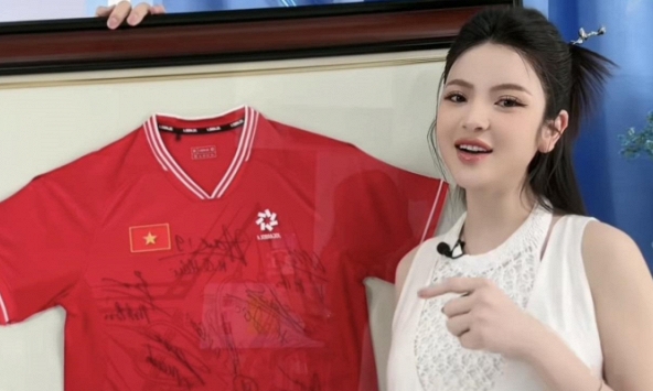 Quang Hải có phản ứng bất ngờ khi Chu Thanh Huyền gọi xin áo đội tuyển Việt Nam để tặng fan