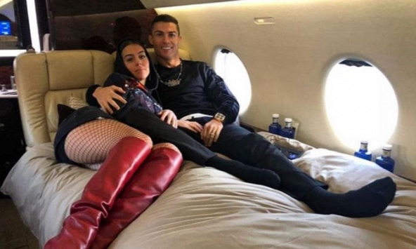 Ronaldo tức tốc đi 'chữa lành' sau trận chung kết khóc hết nước mắt