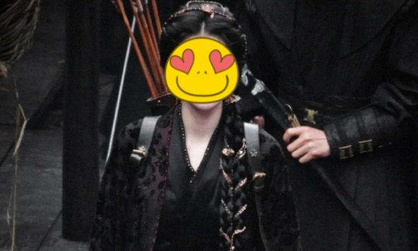 'Thần tiên tỷ tỷ thế hệ mới' đẹp bất chấp camera thường dí sát mặt, diện cả cây đen 'chất phát ngất'