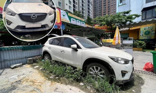 Hé lộ lí do bất ngờ khiến chiếc Mazda CX-5 phủ đầy bụi, nằm chỏng chơ trước cửa quán bia