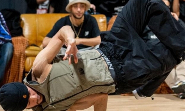 Nhóm breakdance Double Impro lưu diễn tại Việt Nam