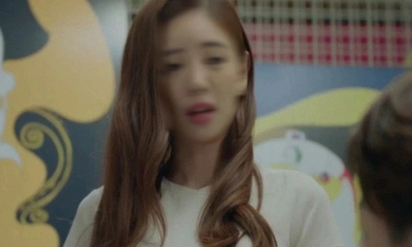 Nửa đêm bị tiếng đập cửa đánh thức, vợ chồng tôi hoảng sợ khi thấy chị hàng xóm tóc tai rối bù đứng trước cửa phòng đòi tắt điều hòa