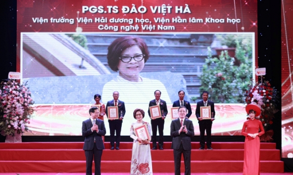 PGS. TS. Đào Việt Hà – Viện trưởng Viện Hải dương học được vinh danh tại chương trình Vinh quang Việt Nam 2024