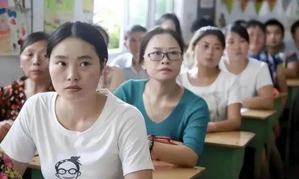 Trường tiểu học tổ chức họp phụ huynh, trang phục của cô giáo khiến cha mẹ sửng sốt: Sao lại mặc áo có dòng chữ phản cảm như vậy?