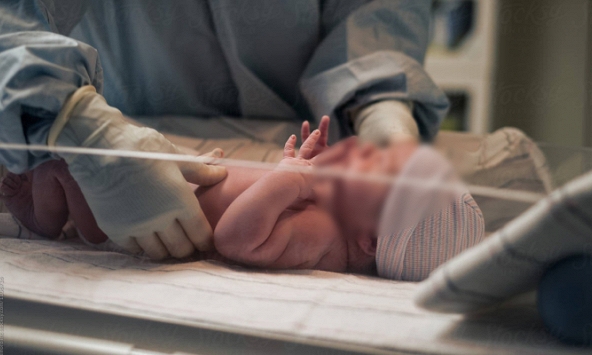 Em bé Quảng Ninh chào đời với trái tim ngừng đập và 10 phút hồi sinh kỳ diệu nhờ ekip bác sĩ: 'Con đã sống, con đã sống rồi!'