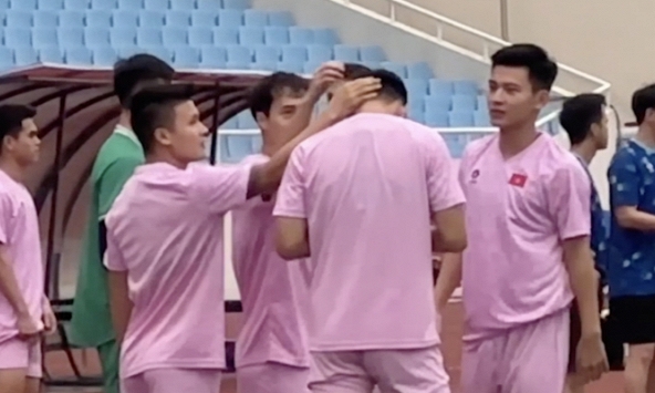 Hotboy 'số hưởng' nhất tuyển Việt Nam: Được chủ tịch Văn Toàn và Quang Hải nhổ tóc trắng ngay trên sân Mỹ Đình