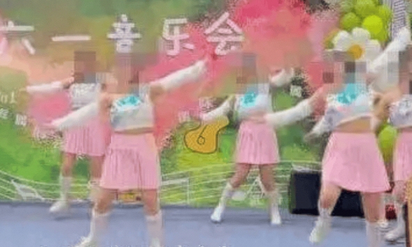 Drama đang hot: Cô giáo mầm non mua váy diễn văn nghệ, mặc rồi nhưng không xé mác để diễn xong còn... trả hàng