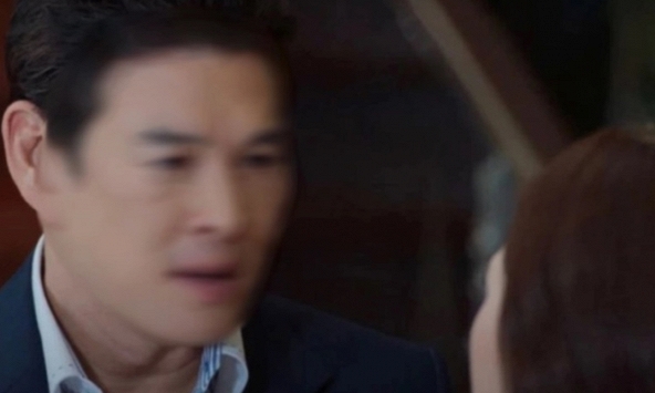 Đến thăm cháu ngoại, vừa tới cổng thì con rể chạy ra xin mẹ vợ 40 nghìn, bố quyết định cho con gái 1 tỷ với điều kiện ly hôn