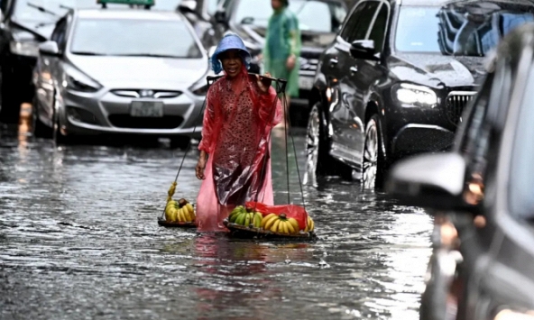 Từ gánh chuối rong giữa dòng nước tại Hà Nội tới sự kiện D-Day, đây là những bức ảnh ấn tượng nhất trên thế giới.