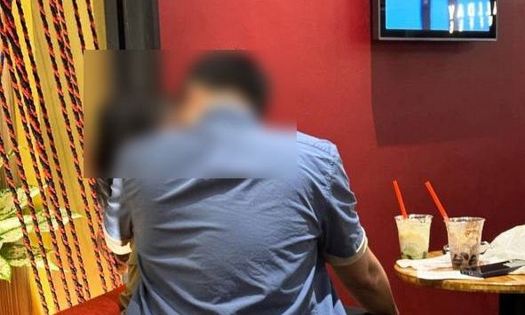 Xôn xao hình ảnh cặp đôi ôm hôn nhau giữa quán cà phê khiến dân mạng tranh cãi: Liệu nơi công cộng thì có thể thoải mái như vậy?