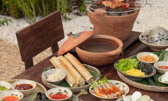 Quán nướng được ca tụng 'view đẹp nhất Sài Gòn', mở liền 4 chi nhánh trong 3 tháng nhưng gây tranh cãi: 'Ăn bình thường mà sao hot dữ vậy'?