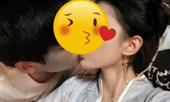 Cặp đôi 'Mặc vũ vân gian' yêu thật ngoài đời gây sốt MXH