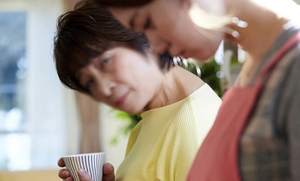 Lương hưu 9 triệu nhưng tháng nào mẹ cũng xin tiền chị dâu, mỗi lần chị đưa bà thì đều liếc mắt nhìn tôi khiến tôi chỉ biết than trời