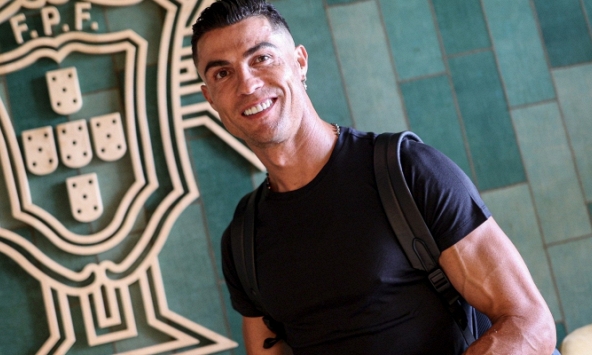 Ronaldo hội quân cho kỳ Euro cuối cùng: Mang một vật giá 36 tỷ, gây chú ý nhất là loạt “dây điện” ở bắp tay