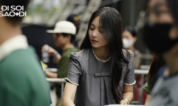 Trước giờ G showcase của Sơn Tùng: Xuất hiện fan nữ mang bầu mặc váy cưới, nhiều fan khác bị từ chối cho vào vì lý do gì?