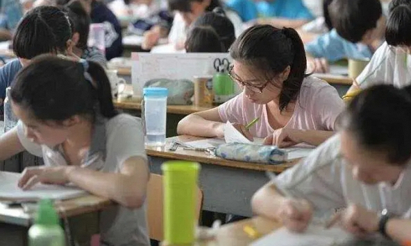 Vừa xong kỳ thi vào lớp 10, bà mẹ Hà Nội đăng đàn hỏi 1 câu 'vô tư' hết phần thiên hạ: Chị nói đùa hay thật?