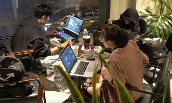 Đau đầu chuyện khách đi cà phê ngồi quá lâu: 'Cắm rễ' 5 - 6 tiếng mà chỉ gọi 1 ly nước liệu có đáng bị mang ra đánh giá?