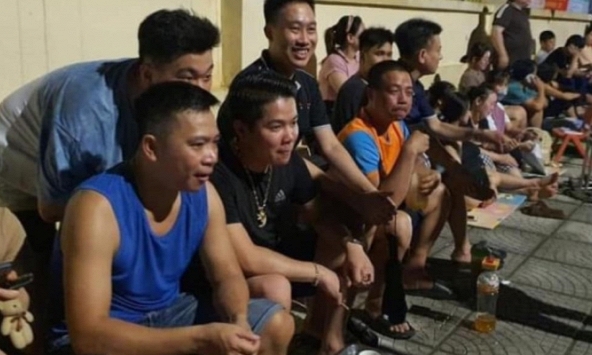 Hình ảnh gây bão MXH: Phụ huynh thức xuyên đêm, xếp hàng từ 21h ngày 9/6 tới 7h sáng 10/6 để nộp hồ sơ vào lớp 1 cho con