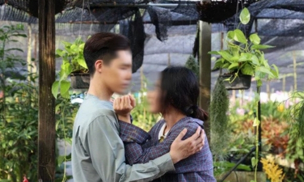 Ở quán bar, tôi thất thần khi thấy bộ dạng của bạn trai cũ, càng sốc với câu anh ta thì thầm vào tai mình trước cửa nhà vệ sinh