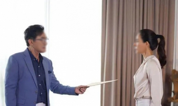 Trong cuộc họp gia đình, tôi đặt 100 triệu cùng cuốn sổ đen lên bàn và tuyên bố từ mặt anh chồng đã cụt 2 chân