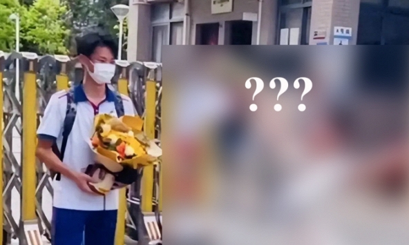 Vừa bước ra khỏi trường thi, nam sinh ngại đỏ mặt vì cách chúc mừng 'kỳ quặc' của mẹ, nhiều người cũng lắc đầu ngao ngán