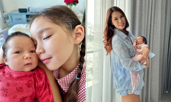 Khoảnh khắc siêu cưng của hai nhóc tỳ nhà siêu mẫu Hà Anh, con trai mới hơn 1 tháng tuổi đã được mẹ khen: 'Khôn lắm'