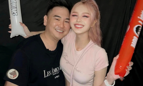 Hành động khó hiểu của Xemesis và Xoài Non: Vợ miệt mài đăng tin PR, chồng đi 'combat' khắp nơi về chuyện hôn nhân