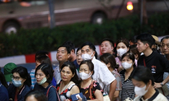 Hà Nội: Người dân 'chen chân' xếp hàng từ đêm hôm trước, ngủ trên vỉa hè để chờ mua vàng