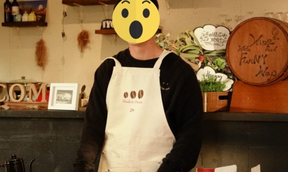 Ngôi sao từng số 1 ĐT Việt Nam giờ bị loại, hết phát tờ rơi lại bán cà phê khi xuất ngoại