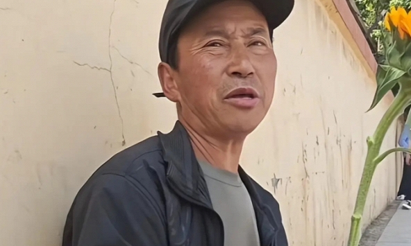 Người cha nghèo đứng chờ trước cổng trường thi, ngay khi cậu con trai bước ra, ai cũng xúc động chảy nước mắt