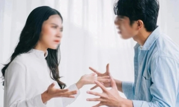 Chồng nói có 1,5 tỷ làm nhà, nhưng vừa xây xong phần móng thì đã nợ đầm đìa, khi chủ nợ đến đòi, anh liền lộ âm mưu đê hèn