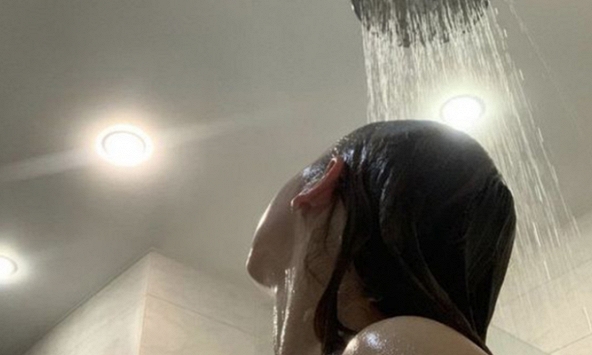 Bác sĩ da liễu tiết lộ thời điểm và thời gian tắm tốt nhất cho da, 4 việc khi tắm tưởng tốt hóa hại