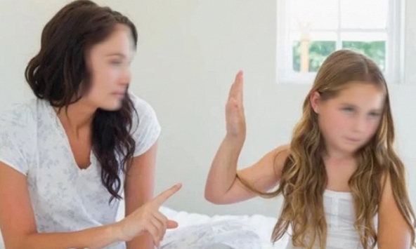 Tịch thu điện thoại của các con, con gái nhìn tôi chằm chằm rồi thách thức một việc khiến tôi bật khóc còn chồng thì đập nát máy