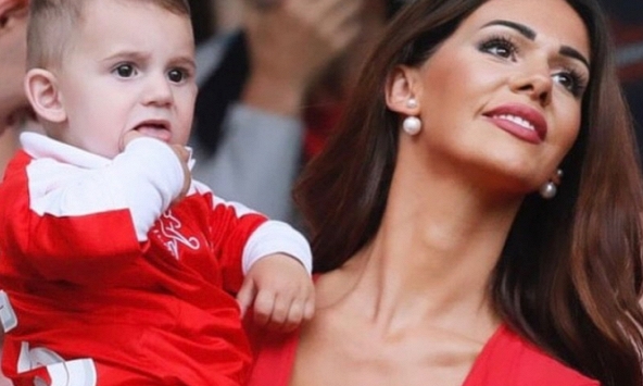 Cựu WAG nóng bỏng nhất châu Âu từng tiết lộ bí mật chuyện chăn gối của cầu thủ gây sốt khi xuất hiện ở Euro 2024